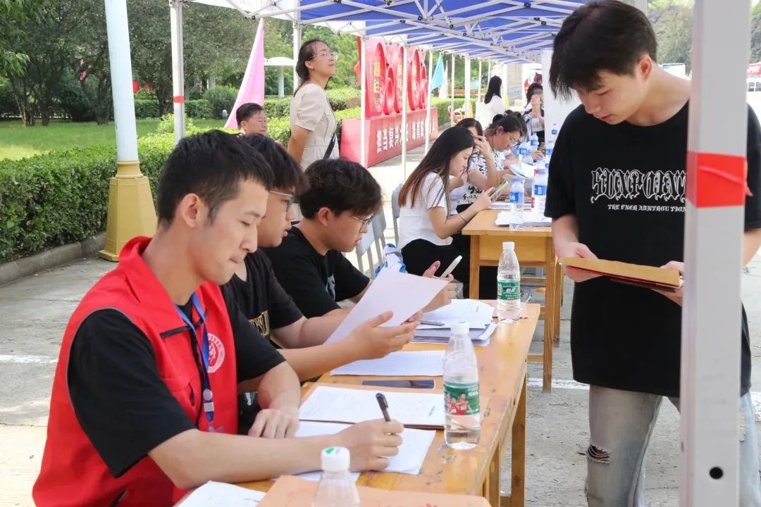 華翔學(xué)院新生報(bào)到，迎新啦！